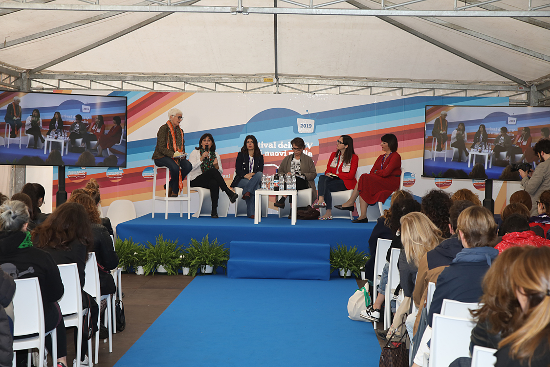 Festival della TV e dei Nuovi Media 2019_110.jpg - Il Ruolo della donna nel mondo dei media: contenuti, rappresentanza e stereotipi La responsabilizzazione dei produttori televisivi, degli editori e, più in generale, di chi lavora nell’industria dei media  deve concorrere ad affrontare i problemi degli stereotipi al femminile per una rinascita  sociale della donna grazie alla grande potenza comunicativa dei media.In collaborazione con Women in Film, Tv & Media Italia Giulia Blasi, Mussi Bollini, Daniela Collu, Astrid De Berardinis, Simona Ercolani, Raffaella Masoero con Alessandra Comazzi